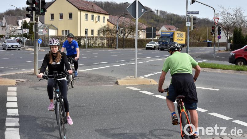 An der Meisterkreuzung in Sulzbach-Rosenberg herrscht reger Radverkehr - doch leider nicht flüssig: Die Grünphase für Radler ist nicht synchronisiert, sie müssen auf der Verkehrsinsel in der Mitte warten. Kommen mehrere Radler zusammen, wird es dort schnell eng. Bild: Stephan Huber