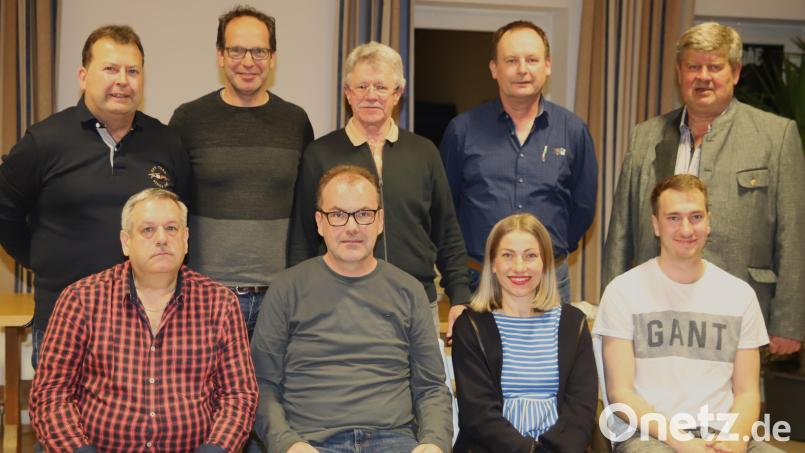 Die Führungsebene des Sportvereins wurde mit klaren Wahlergebnissen bestimmt. Vorne, von links: Schatzmeister Reinhold Feldkirchner, der neue Vorsitzende Alexander Greitzke, Stellvertreterin Monika Waldeck (neu) und Schriftführer Yannick Englhardt (neu). Hinten, von links: Ehrenamtsbeauftragter Martin Auschner, technischer Leiter Sepp Wexlberger, Kassenprüfer Willi Mattes, Eduard Lindner (ebenfalls technischer Leiter) und Bürgermeister Martin Schregelmann, der als Wahlleiter ein leichtes Amt hatte. Bild: war