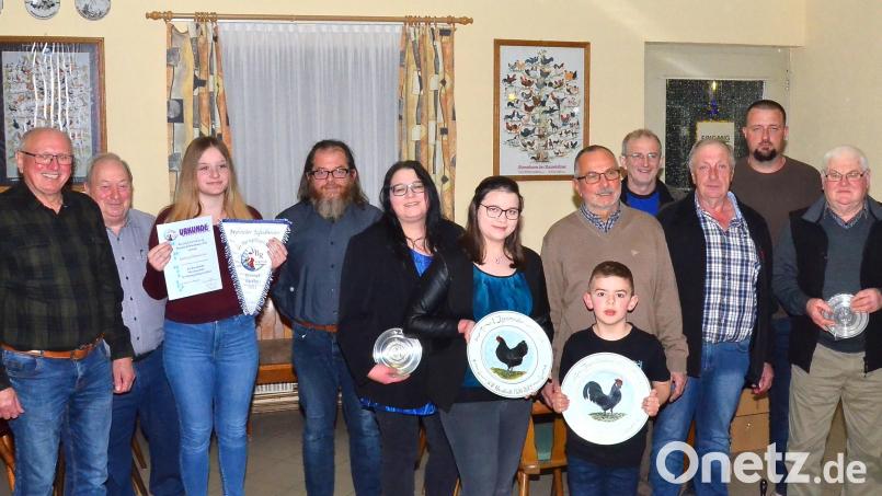 Bei der Kür der neuen Kreismeister zeichnet Ewald Zetzl (links) bei den Kleintierzüchtern im Landkreis Neustadt/WN eine düstere Prognose. Beim Nachwuchs holt Emilio Joel Sauer (vorne) Titel und Prämie zugleich. Bild: fjo