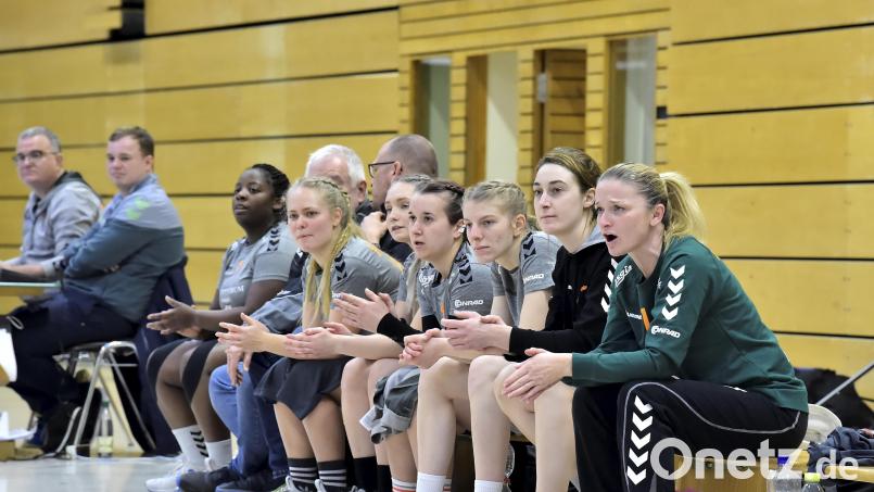 Gespannte Blicke auf der Bank der HG Amberg. Die Bezirksoberliga-Handballerinnen müssen nun ab Ende April in der Abstiegsrunde spielen. Archivbild: Hubert Ziegler