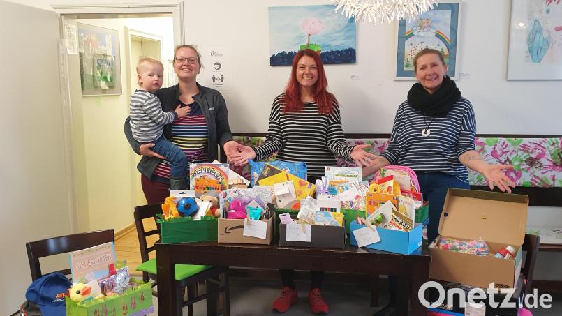 Jessika Wöhrl-Neuber mit Renate Pressler (rechts) und Simone Gleixner (links mit Sohn Korbinian) präsentieren die Osternester im Familienzentrum Mittendrin. Bild: jzk