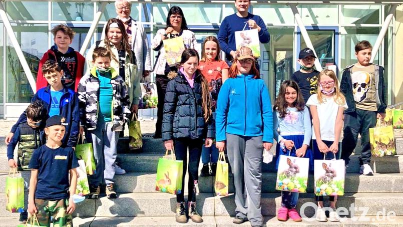 Heidi Lauterbach, Dolores Longares-Bäumler und Bürgermeister Christian Porsch (hinten, von links) halfen beim Verteilen der Ostertüten. Bild: hai