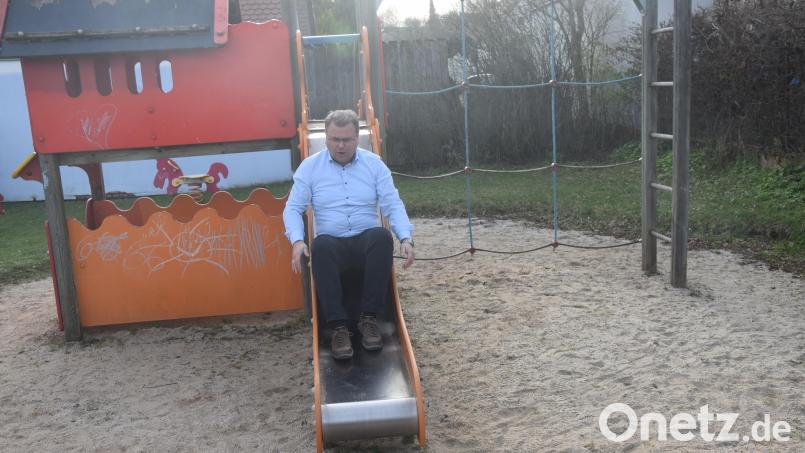 Intakt und stabil ist die Rutsche, stellt Bürgermeister Karlheinz Budnik fest. Leider ist das &quot;Rutschenstarthäuschen&quot; aber auch beliebter Treffpunkt für Jugendliche. Das sorgt für Ärger bei Anwohnern und Spielplatznutzern. Bild: fz