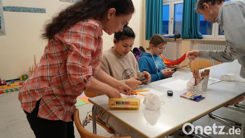 Als Notunterkunft für Geflüchtete aus der Ukraine dient die ehemalige Spätberufenenschule Fockenfeld. Derzeit sind hier 102 Personen untergebracht. In einem ehemaligen Klassenzimmer in Fockenfeld unterrichtet Lehrerin Marina Alekseeva aus Charkiw nun Kunst. Archivbild: Marco Meier