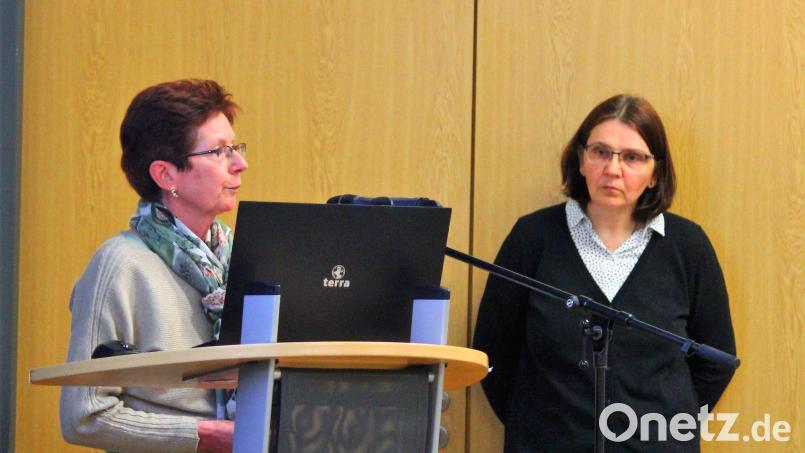 Christine Schubert (links) und Judith Schliermann stellten den Jahresbericht der Stadtbücherei vor. Bild: stg