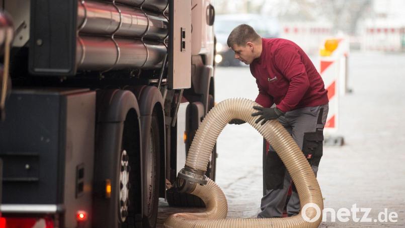 Hier werden Pellets vom Lastwagen mit Luftdruck in das Lager eingeblasen. Viele Hausbesitzer überlegen gerade, ob und wie sie ihre Heizung umrüsten. Bild: Deutsches Pelletinstitut