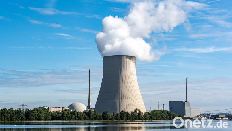 Die Atomkraftwerke (AKW) Isar 1 (rechts) und Isar 2 mit dem Kühlturm in der Mitte. Archivbild: Armin Weigel