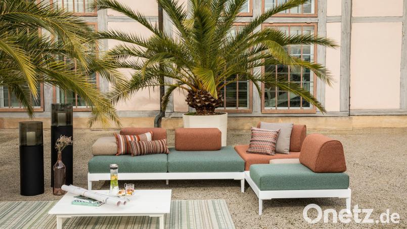 Ein farbenfroher Hingucker im Garten ist auch das Sofa von W. Schillig Polstermöbelwerke. Bild: W. Schillig