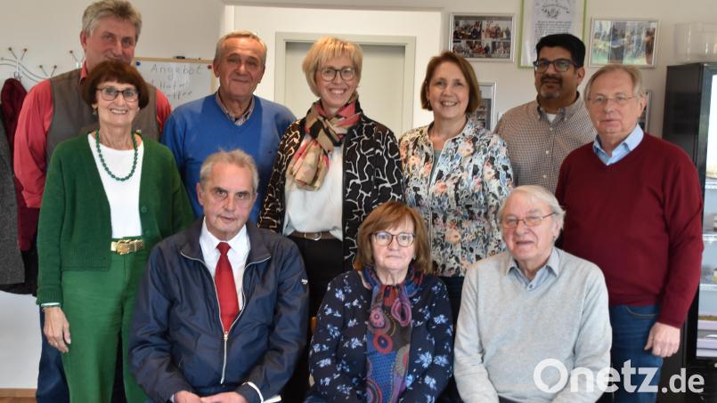 Die neue Vorstandschaft des Vereins &quot;Kinderspielplatz Naabwiesen eV&quot; mit Horst Fuchs (sitzend, links) an der Spitze. Bild: hcz