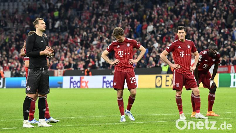 Raus ohne viel Applaus: Die enttäuschten Manuel Neuer (von links), Thomas Müller, Robert Lewandowski und Dayot Upamecano bedanken sich bei den Fans. Bild: Angelika Warmuth