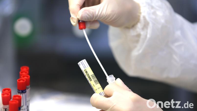 In der Region Amberg-Sulzbach pendelt sich die 7-Tage-Inzidenz auf Werten von unter 1000 ein. Die Zahlen sind laut RKI aber mit Vorsicht zu genießen, da über die Feiertage weniger getestet werde. Symbolbild: Oliver Berg/dpa