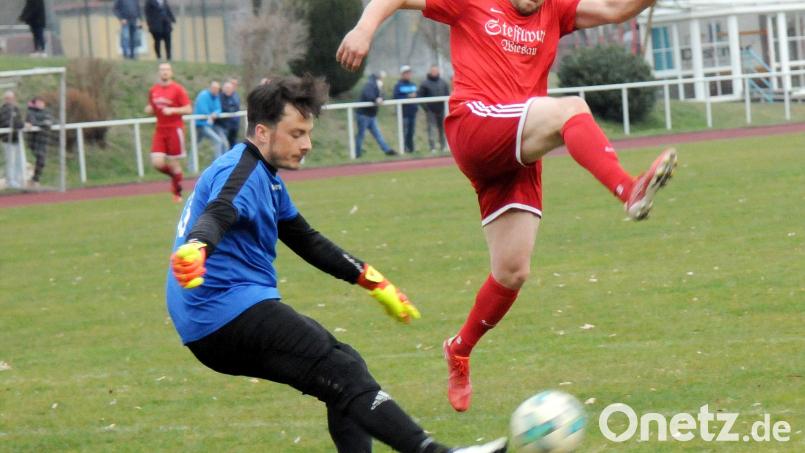 Die SpVgg Wiesau und der SV Mitterteich II trennten sich am Gründonnerstag 2:2. Hier klärt der Mitterteicher Torwart Tobias Eckert (links) vor Patrick Oppl. Bild: heh