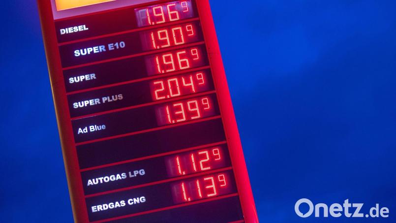 Ein Liter Diesel kostet zurzeit rund zwei Euro. Unbekannte zapften in der Greßmühle bei Freudenberg 390 Liter des Treibstoffs illegal ab. Symbolbild: Jens Büttner/dpa