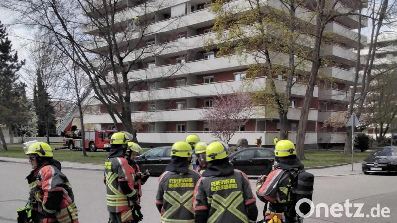 Ein Großaufgebot an Rettungskräften rückte am Karfreitagvormittag nach der Meldung eines Hochhausbrandes in den Regensburger Westen aus. Es brannte auf einem Balkon, Personen wurden dank des schnellen Eingreifens nicht verletzt. Bild: Löschzug Winzer der Freiwilligen Feuerwehr Regensburg/exb