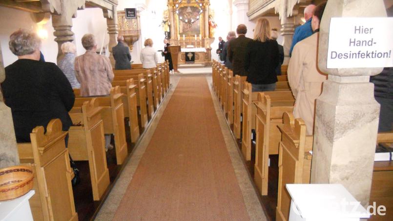 Auch in der evangelischen Gemeinde St. Pankratius in Flossenbürg feierten am Karfreitag einige Gläubige einen Gottesdienst. Bild: jba