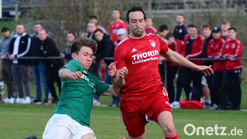 Der Pfreimder Max Mischinger (rechts) im Laufduell mit Christopher Meller vom FC Wernberg. Die Pfreimder fahren am Samstag zum Spitzenspiel nach Grafenwöhr. Bild: exb