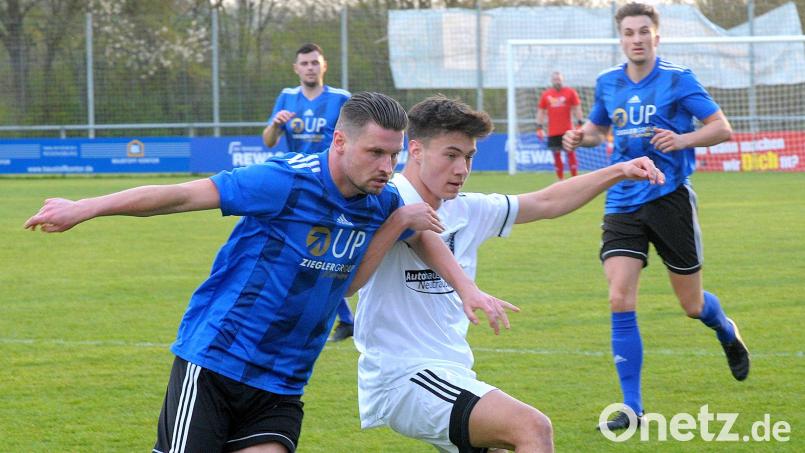Josef Rodler (links) erzielte beim 4:1-Sieg der SpVgg SV Weiden beim TSV Kareth das 1:0 für den Spitzenreiter der Landesliga Mitte. Bild: Werner Franken