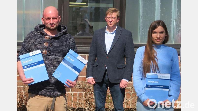 Tobias Knauer (Mitte) gratulierte Florian Pongratz und Maria Borisuk. Bild: HWK-Stumpf/exb