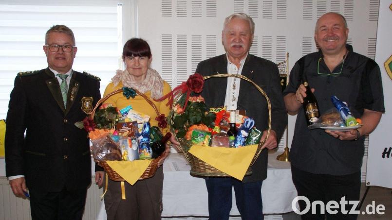 Oberschützenmeister Wolfgang Sennfelder (links) freut sich mit den erfolgreichen Schützen Claudia Schneider, Waldemar Pirner und Joachim Schneider (rechts). Bild: dop