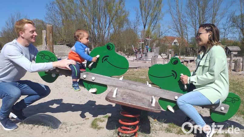 Dominik und Daniela hatten mit ihrem Söhnchen Luca am Samstag auf dem Piratenspielplatz in Amberg jede Menge Spaß. Bild: tk