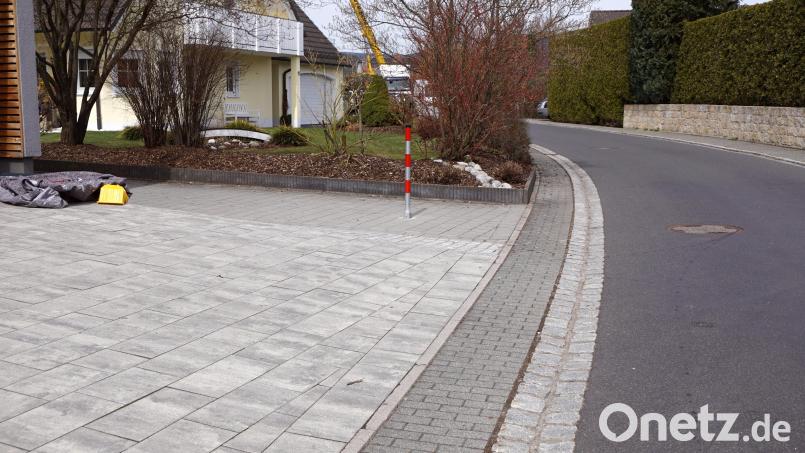 Dort, wo ein rotweiß angestrichener Poller steht, soll künftig eine Schikane Fahrradfahrer daran hintern, an der unübersichtlichen Stelle in den Weiherweg einzubiegen. Allerdings ist dort auch der Blickwinkel nach links durch Bewuchs stark eingeschränkt. Bild: bkr