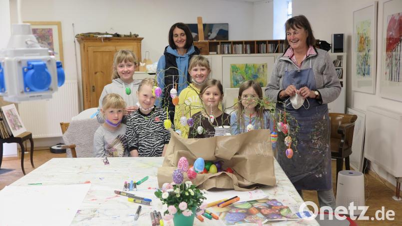 Das Bemalen von Ostereiern mit Susanne Vonhoff und Ina Memmel (hinten, von rechts) hat den Kindern großen Spaß gemacht. Bild: jzk