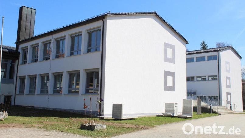 Der Gemeinderat beschloss den Einbau von dezentralen Hygienelüftungsanlagen in der Fichtelnaabtalschule-Mittelschule in Ebnath. Bild: exb
