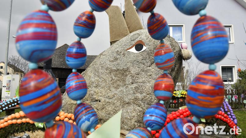 In Seugast/Freihung hat sich gleich der ganze Brunnen in einen Osterhasen verwandelt. Bild: Petra Hartl