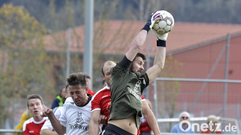 Der Neukirchener Torhüter Petr Fillinger holt den Ball sicher aus der Luft. Bild: Hubert Ziegler