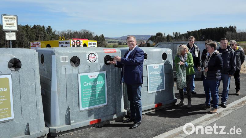 Zur Einweihung eine Flasche Wein. Bürgermeister Martin Preuß wirft als einer der ersten Amberger Altglas in die Container am neuen Standort in Fuchsstein. Bild: Wolfgang Steinbacher