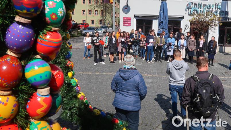 Ein musikalischer Flashmob zu Ehren Jesu am Karsamstag am Oberen Markt. Bild: Kunz