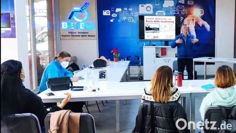 Helmut Kramer vom Johanniter-Regionalverband Ostbayern reiste nach Izmir, um dort im Generalkonsulat Erste Hilfe zu unterrichten. Bild: Jürgen Kramer/exb