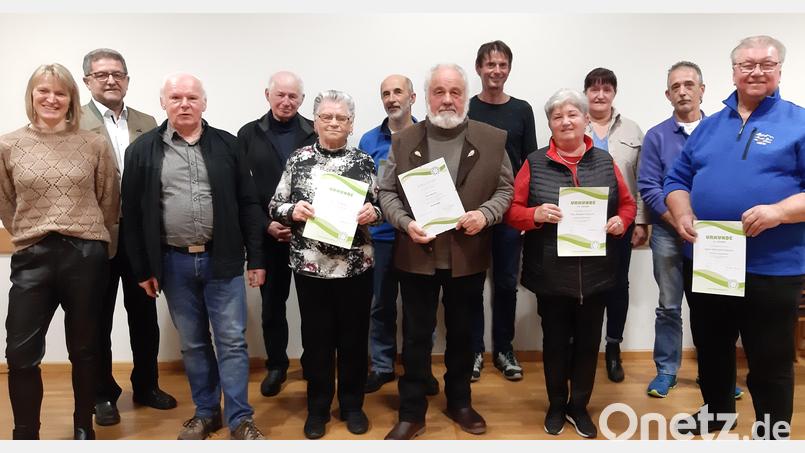 Vorstand, Ehrengäste und Geehrte stellten sich zum Erinnerungsfoto zusammen (von links): Claudia Sticht, Bürgermeister Franz Tauber, Edwin Prechtl, Bruno Schinner, Cilli Bauer, Josef Nickl, Karl Kuhbandner, Markus Prechtl, Renate Prokisch, Sabina Schinner, Michael Prechtl und Winfried Prokisch. Bild: gis