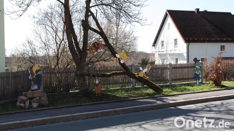 Eine beliebte Fotokulisse für Familien mit Kindern sind inzwischen Biene Maja, Willi und ihre Freunde unweit des Spitalplatzes. Die Bauhofmitarbeiter schufen das Stelldichein an der Bachstraße als Aufruf zu naturschonendem Verhalten in Erinnerung an das erfolgreiche &quot;Bienenvolksbegehren&quot; vor drei Jahren. Bild: bjp