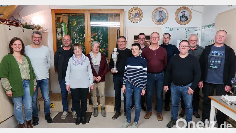 Vorsitzender Wolfgang Schlicht (Dritter von rechts) beglückwünschte die Sieger des Osterschießens. Bernhard Stock (rechts) und Bürgermeister Oskar Schuster (Mitte, mit Pokal) gewannen die Wettbewerbe. Bild: bsc