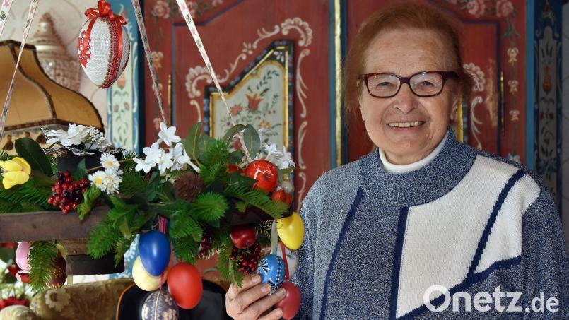 Ostern bei Maria Geiss-Wittmann in Amberg: An einen Kranz hat sie bunte Eier gehängt. Die ersten gefärbten Ostereier schlägt sie gemeinsam mit ihrem Mann am Ostersonntag auf. Bild: Stephan Huber