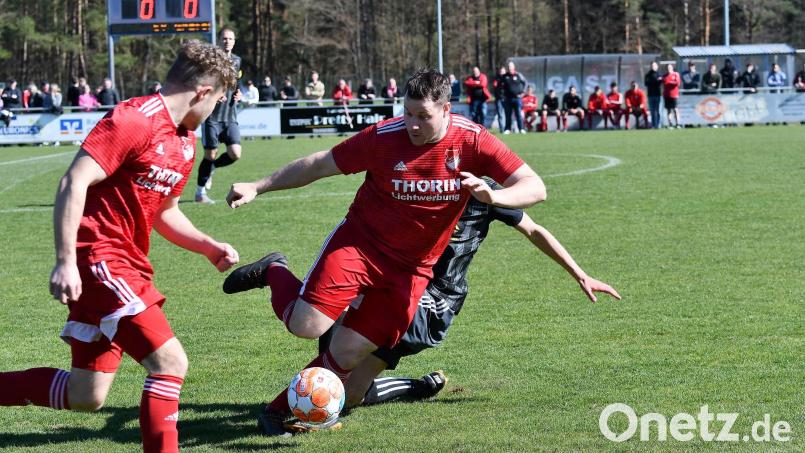 Pfreimds Spielertrainer Bastian Lobinger (Mitte) setzt sich hier gegen einen Gegenspieler durch. Die SpVgg lag in Grafenwöhr lange zurück und gewann am Ende doch noch mit 2:1. Bild: Nachtigall