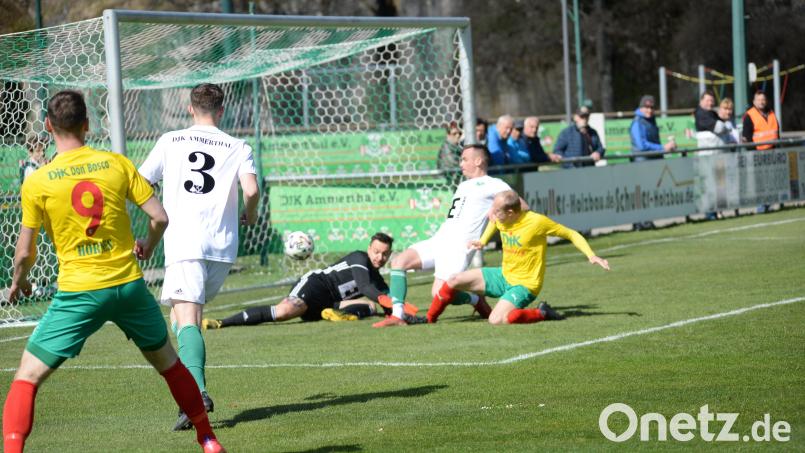 Eine 0:5-Klatsche kassierte die DJK Ammerthal (in Weiß) bei ihrem Heimspiel gegen die DJK Don Bosco Bamberg. Bild: Andreas Brueckmann