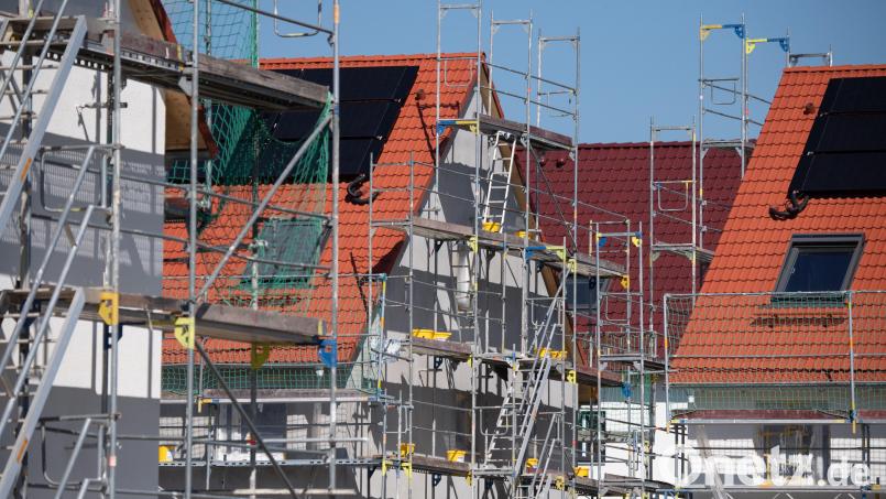 Die Preise auf dem Wohnungsmarkt steigen, egal, ob es sich um Mietpreise oder Preise für Eigentumswohnungen oder Bauland handelt. Bild: Boris Roessler / dpa