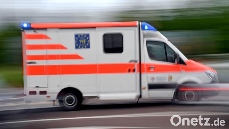 Nach einem Sturz auf abschüssiger Straße kommt für eine 40-jährige Radfahrerin ein Krankenwagen. Symbolbild: Hendrik Schmidt/dpa