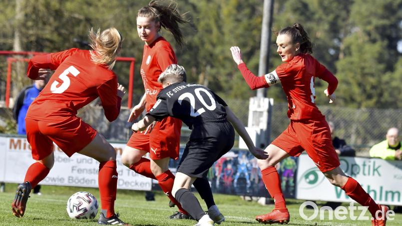 Drei gegen Eine: Sabrina Walter, Anna Vogl und Kapitänin Lena Götz (von links) vom TSV Theuern umzingeln in dieser Szene Tessa Glöckner (Mitte) vom FC Stern München. Bild: Hubert Ziegler