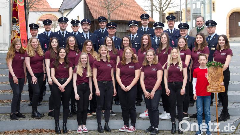 Die Festdamen der Brudersdorfer Wehr stellten sich mit Schirmherrn Bürgermeister Frank Zeitler (hinten rechts) und dem Festausschuss zum Erinnerungsbild für das Feuerwehrjubiläum. Bild: Barbara Kreckl/exb