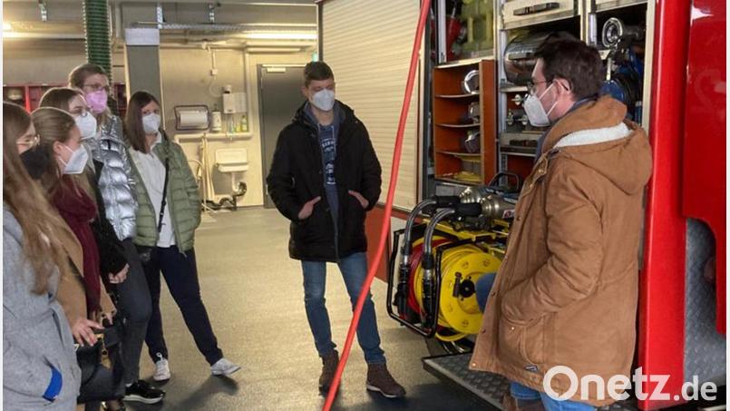 Feuerwehr-Jugendwart Sebastian Wiedemann stellte den Besuchern von der Jungen Union unter anderem ein Hilfeleistungslöschfahrzeug (HLF) vor. Bild: JU Tirschenreuth/exb