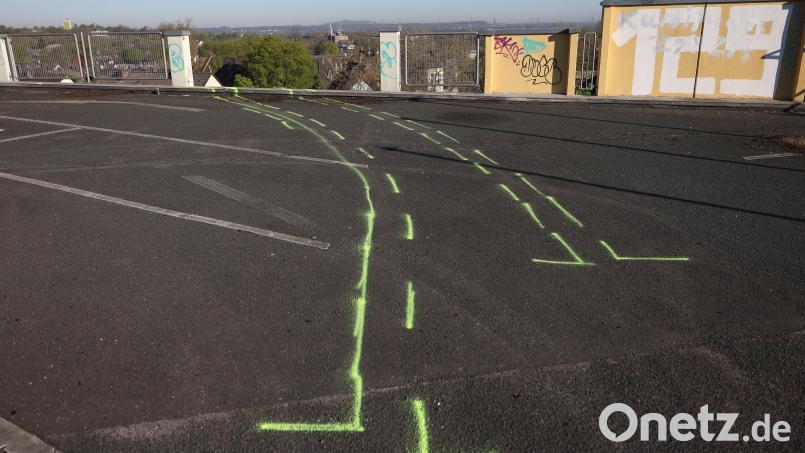 Gelb markiert sind die Unfallspuren des Wagens, mit dem zwei junge Männer vom obersten Deck eines Parkhauses in Essen gestürzt sind. Bild: David Young/dpa