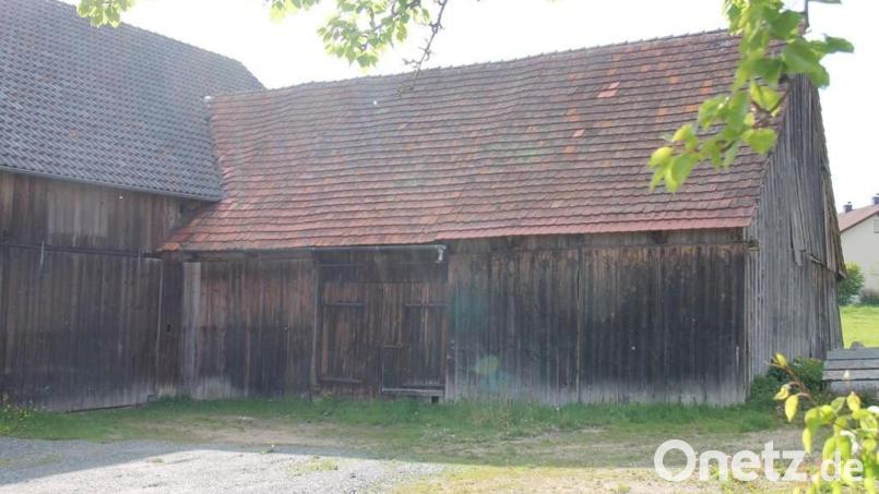 Der alte Stadel wurde abgebaut und wird auf dem Dorfplatz in Thanstein wieder errichtet. Er soll als Begegnungsstätte für die Dorfgemeinschaft dienen. Die Vergabe der dafür notwendigen Gewerke wurde von den Gemeinderäten beschlossen. Bild: Architekturbüro Schönberger/exb