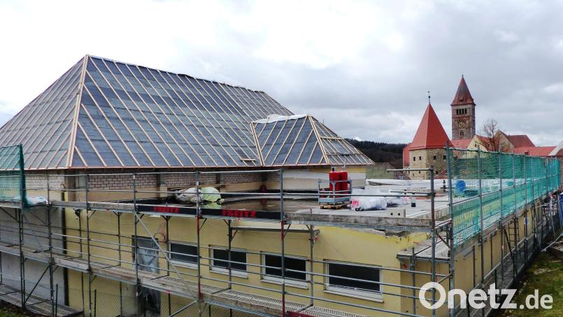 Derzeit wird das Dach der Kastler Schulturnhalle saniert. Im Flachbereich wird das Dach begrünt. Bild: jp