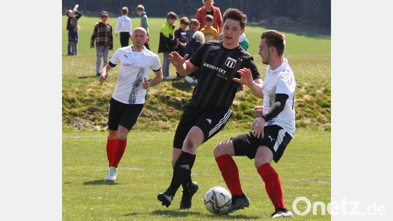 Der TSV Konnersreuth gewann am Ostermontag das Spitzenspiel bei der SpVgg 13 Selb mit 2:1. Max Hecht (schwarzes Trikot) erzielte beide Treffer. Bild: Andreas Pöhner