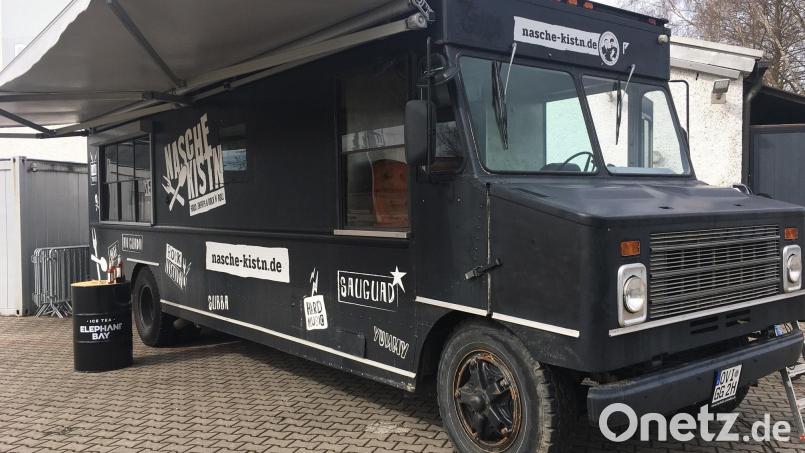 Zur Mittagszeit ist die "Nasche Kistn" auf dem Pearls-Parkplatz geöffnet. Es gibt warme Mahlzeiten und Getränke, nicht nur für Berufstätige. . Bild: ihl