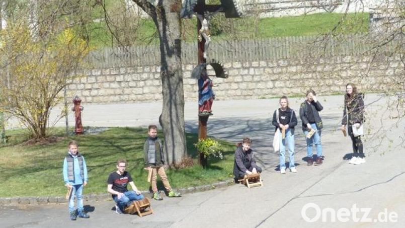 Die Ministranten starten am Dorfkreuz, um dann das Angelus-Läuten zu erinnern. Bild: sl