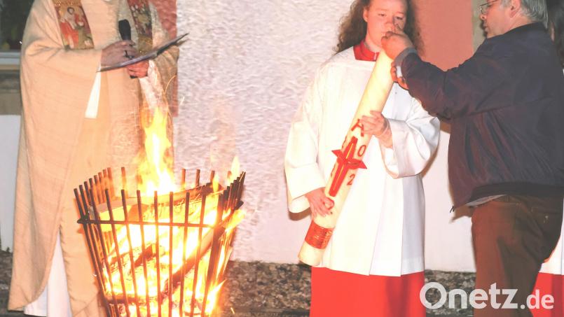 Die Feier der Auferstehung Jesu begann mit der Segnung des Osterfeuers und dem Entzünden der Osterkerze. Sie symbolisiert den Übergang vom Dunkel zum Licht Bild: do